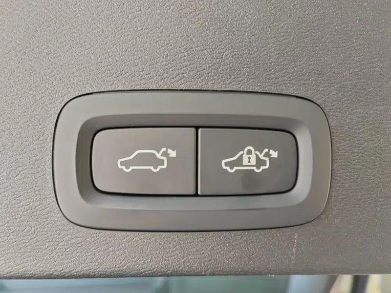 2024 Volvo XC40 B3 Inscription Luxury Edition — миниатюра 4