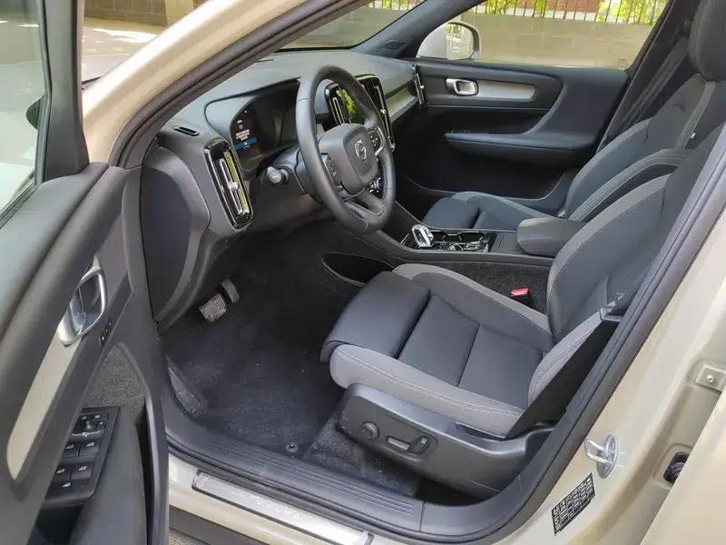 2024 Volvo XC40 B3 Inscription Luxury Edition — миниатюра 8