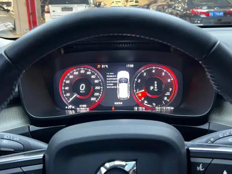 2020 Volvo XC40 T4 AWD Inscription Luxury Edition — миниатюра 9