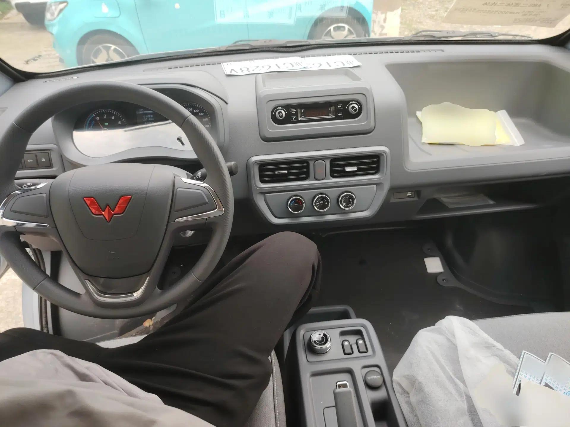 Wuling Yangguang 2024 300KM Comfort Version Passenger Van 75kW — миниатюра 12