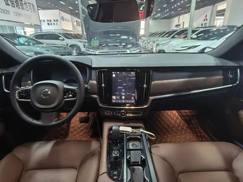 2024 Volvo V90 Cross Country B5 AWD Smart Edition — миниатюра 8