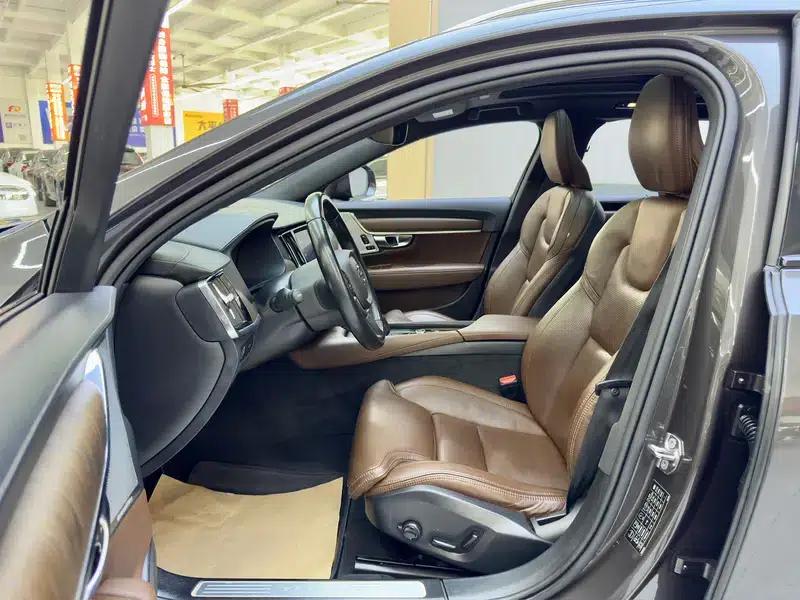 2022 Volvo V90 Cross Country B5 AWD Ultimate Edition — миниатюра 11