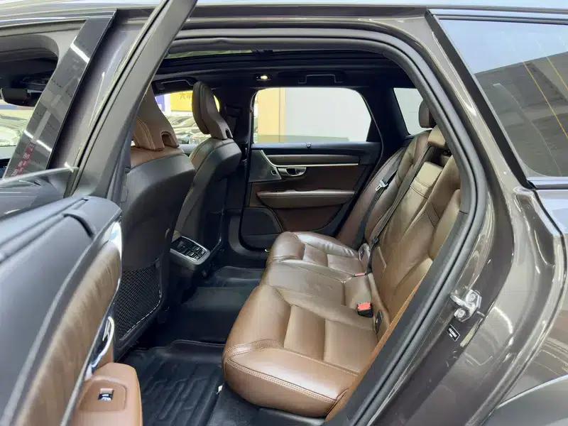 2022 Volvo V90 Cross Country B5 AWD Ultimate Edition — миниатюра 13