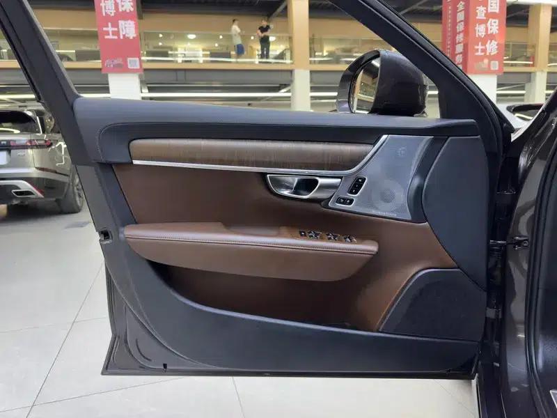 2022 Volvo V90 Cross Country B5 AWD Ultimate Edition — миниатюра 15