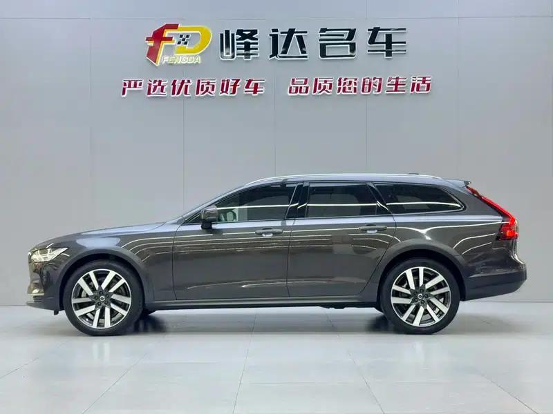 2022 Volvo V90 Cross Country B5 AWD Ultimate Edition — миниатюра 3