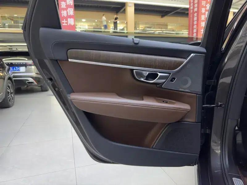 2022 Volvo V90 Cross Country B5 AWD Ultimate Edition — миниатюра 7