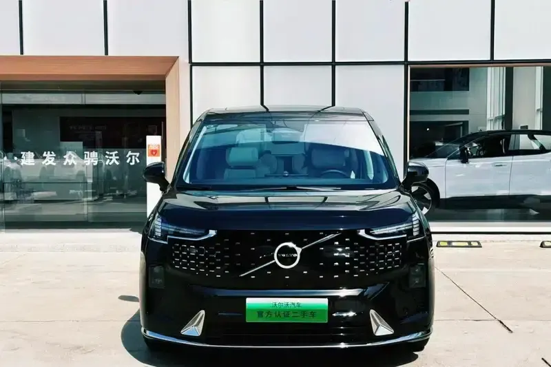 Volvo EM90 2025 Ultra 6-seater — миниатюра 2
