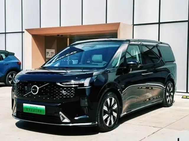 Volvo EM90 2025 Ultra 6-seater