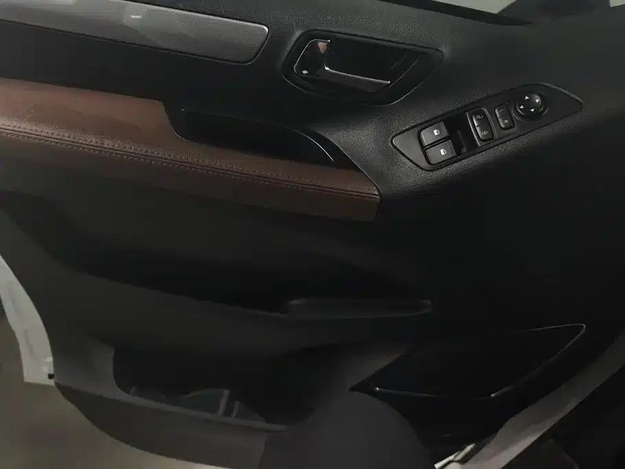 Maxus G10 2021 2.0T Automatic Elite Edition Gasoline 7-Seater — миниатюра 7