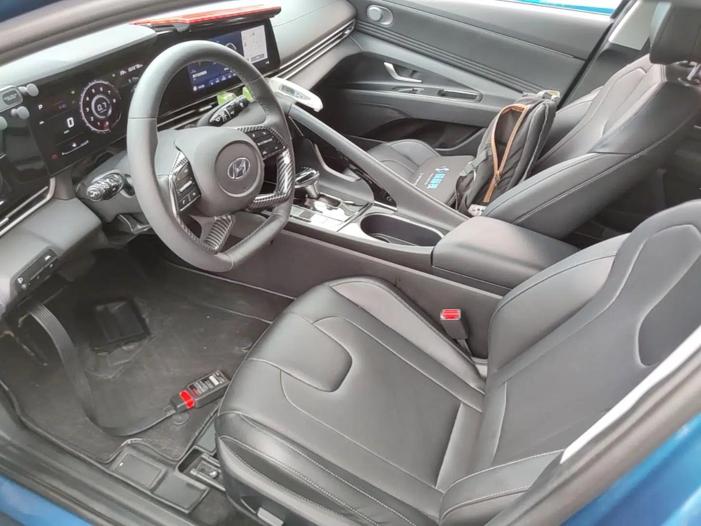 Hyundai Elantra 2021 1.5L CVT LUX Prestige Edition — миниатюра 17