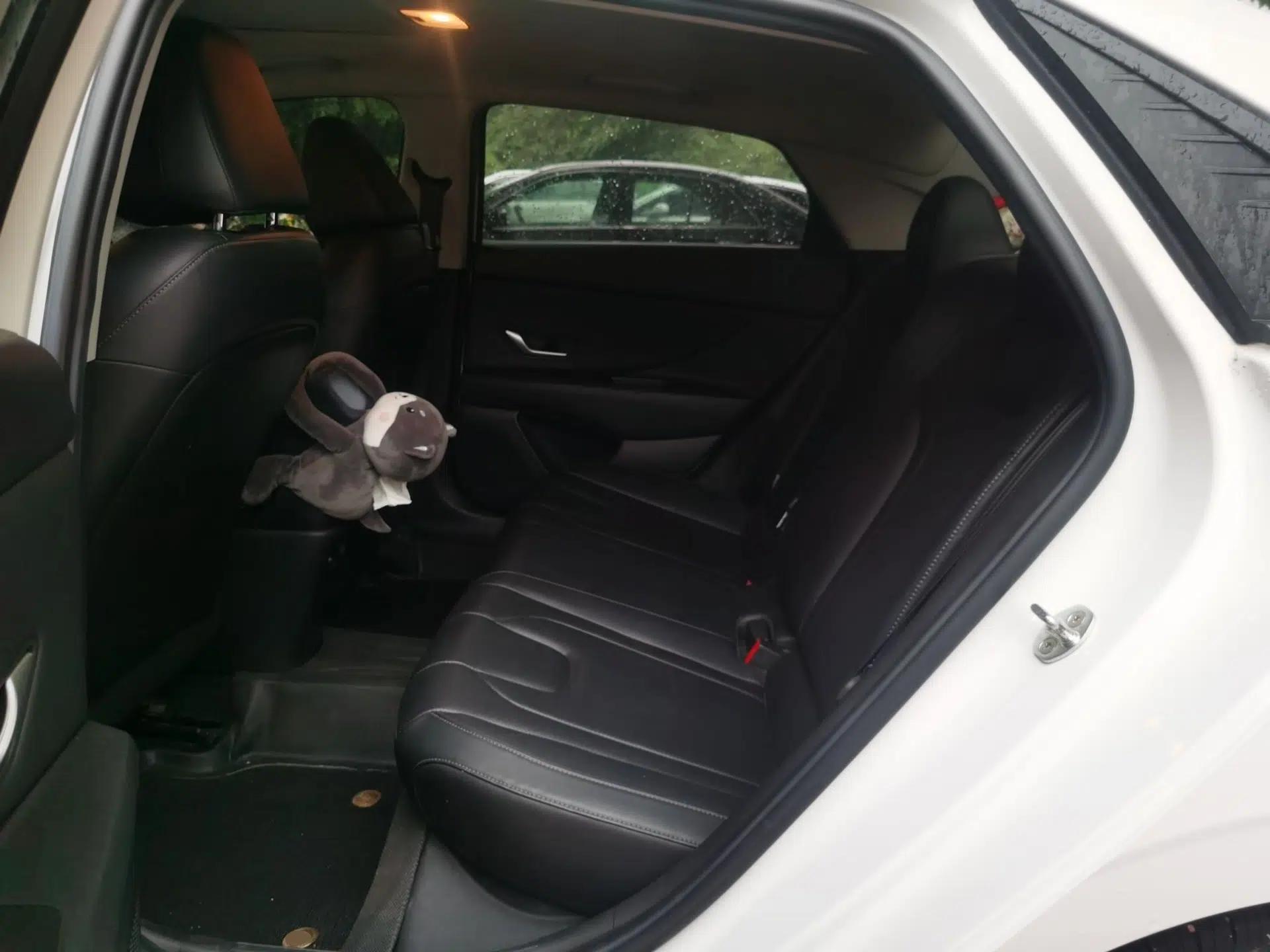 Hyundai Elantra 2021 1.5L CVT LUX Prestige Edition — миниатюра 17