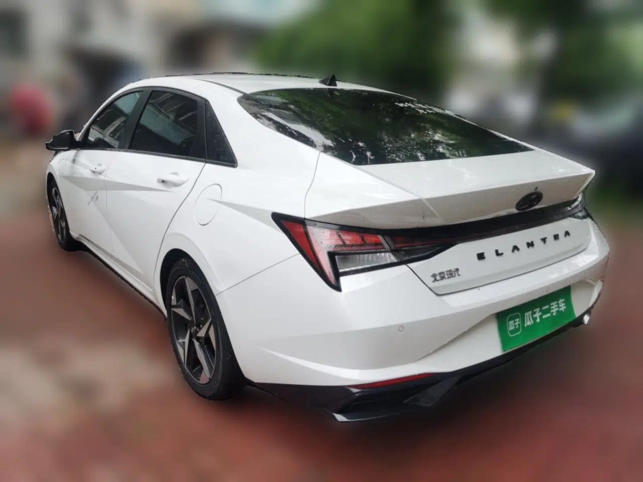 Hyundai Elantra 2021 1.5L CVT LUX Prestige Edition — миниатюра 4