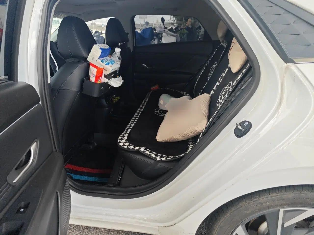 Hyundai Elantra 2023 1.5L CVT LUX Prestige Edition — миниатюра 17