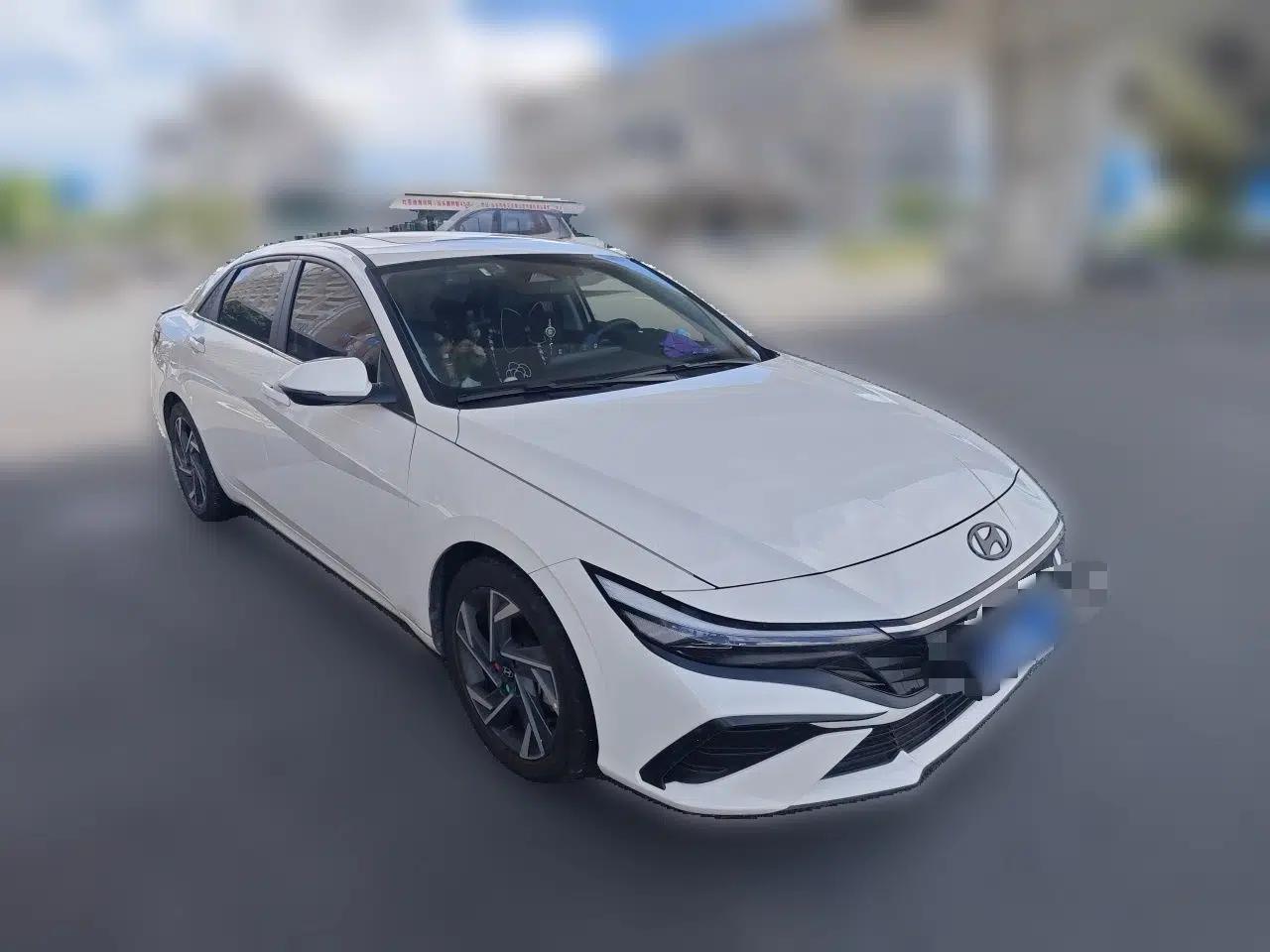 Hyundai Elantra 2023 1.5L CVT LUX Prestige Edition — миниатюра 3