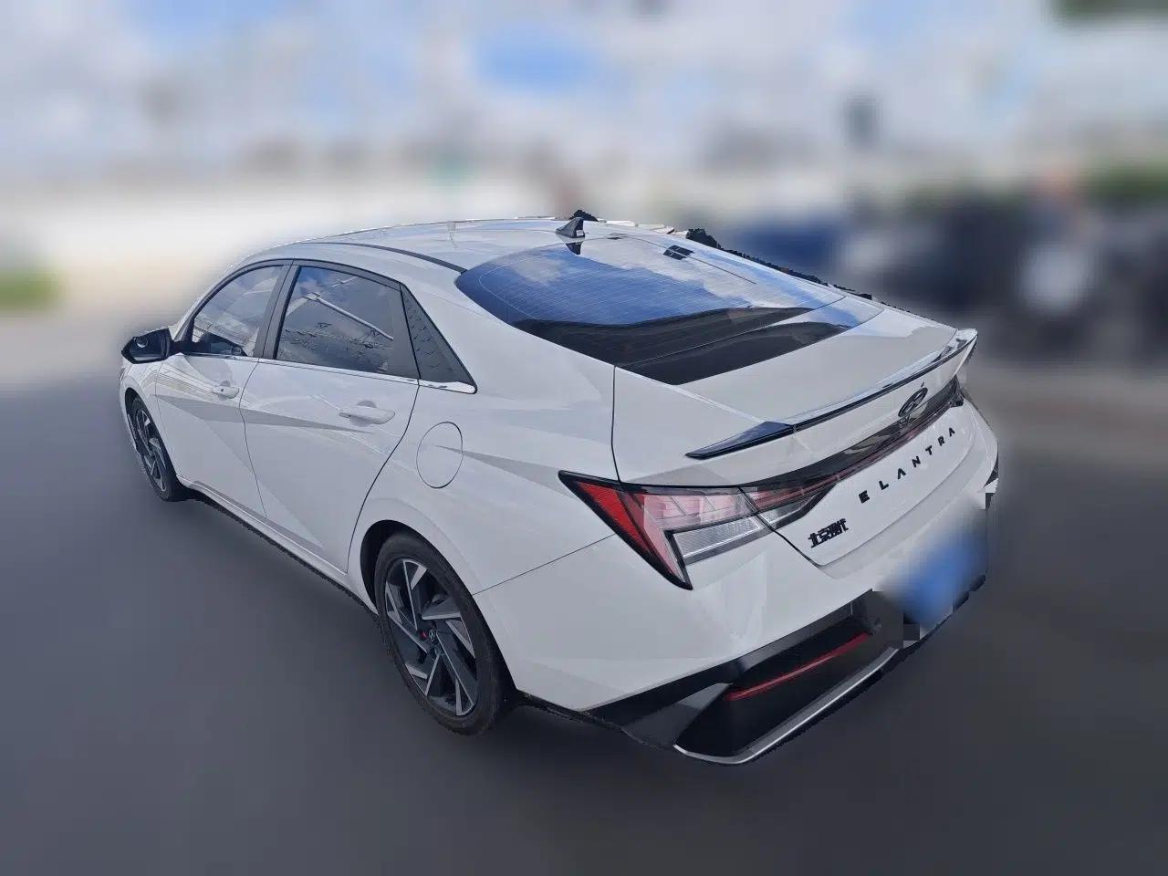 Hyundai Elantra 2023 1.5L CVT LUX Prestige Edition — миниатюра 4