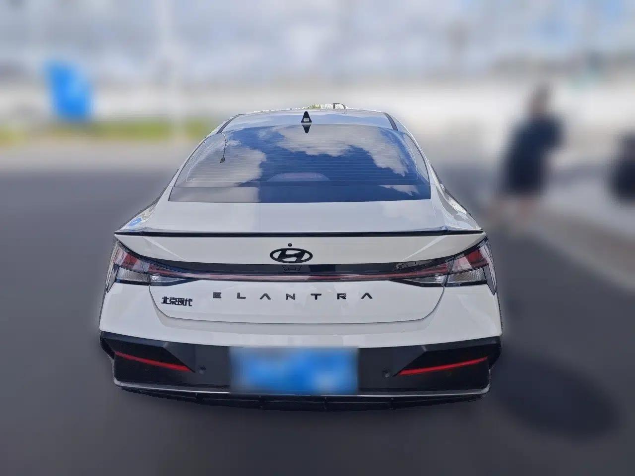 Hyundai Elantra 2023 1.5L CVT LUX Prestige Edition — миниатюра 5
