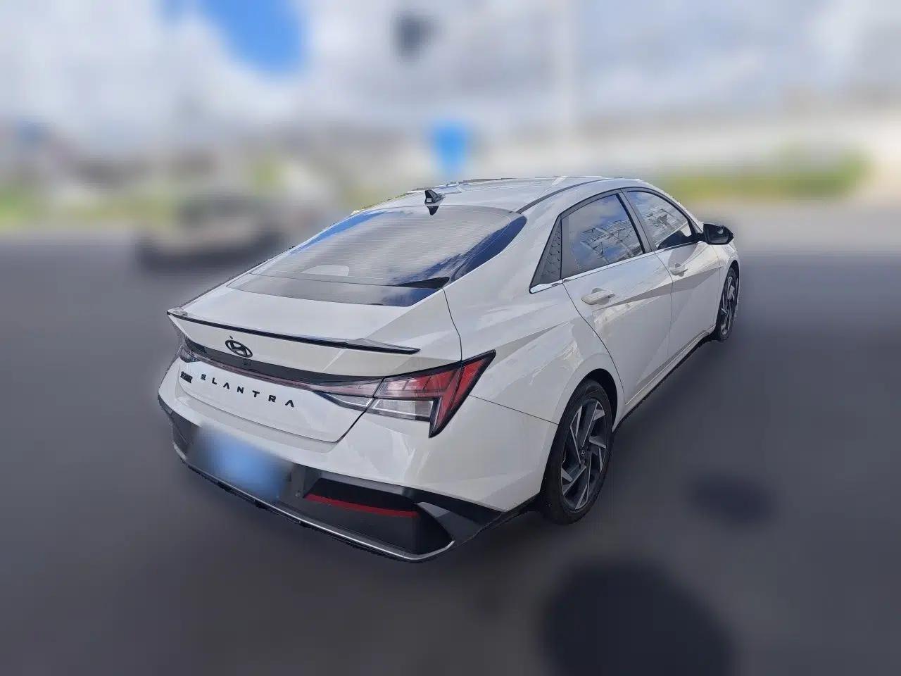 Hyundai Elantra 2023 1.5L CVT LUX Prestige Edition — миниатюра 6
