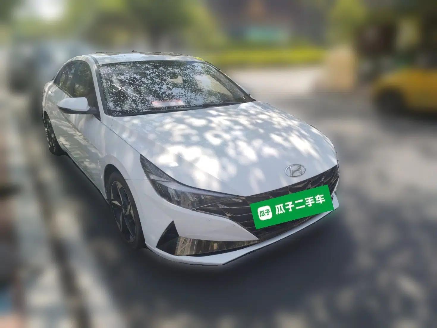 Hyundai Elantra 2022 1.5L CVT LUX Prestige Edition — миниатюра 3