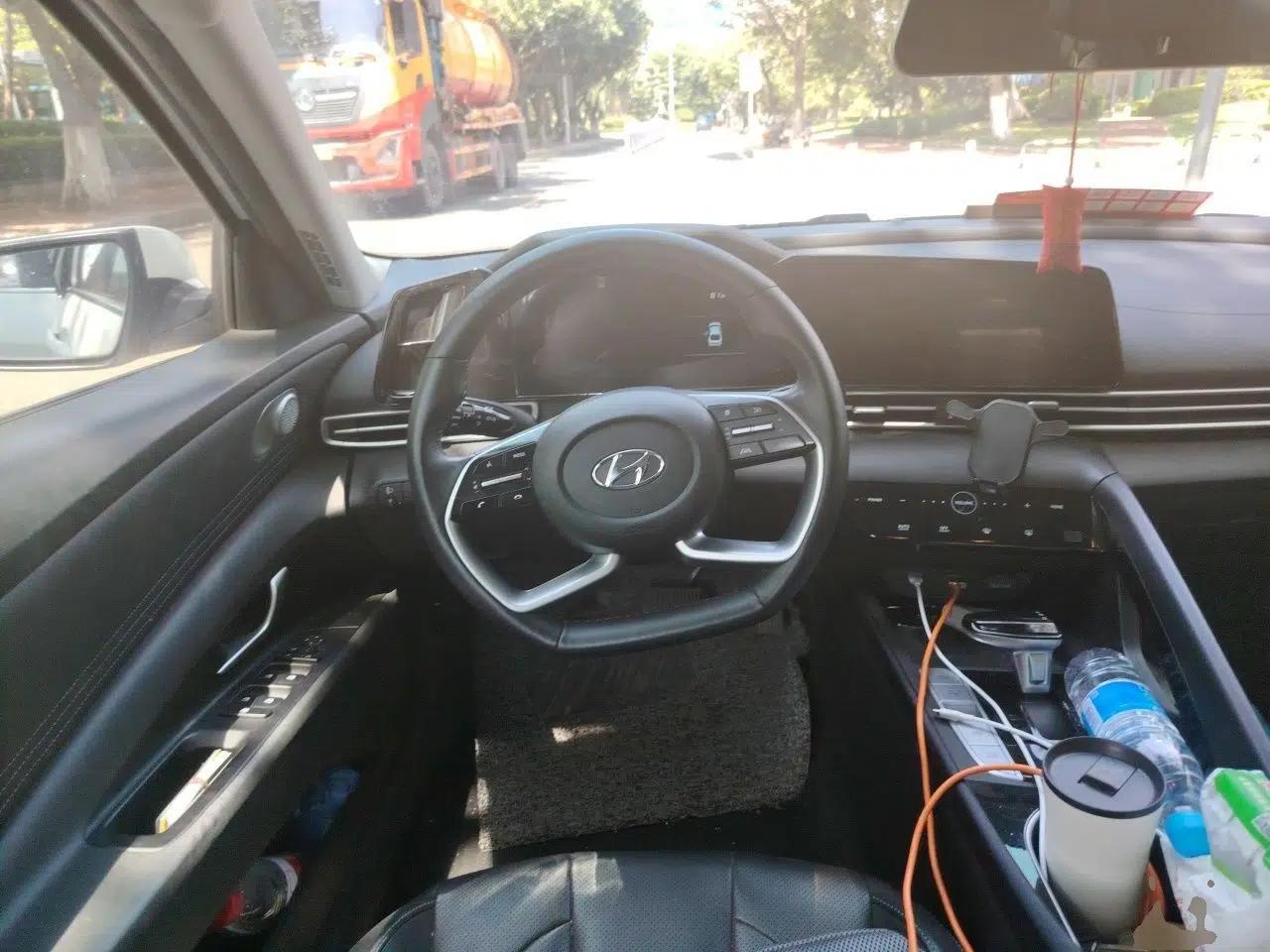 Hyundai Elantra 2022 1.5L CVT LUX Prestige Edition — миниатюра 10