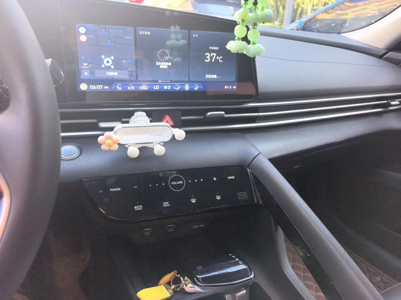 Hyundai Elantra 2022 1.5L CVT LUX Prestige Edition — миниатюра 13