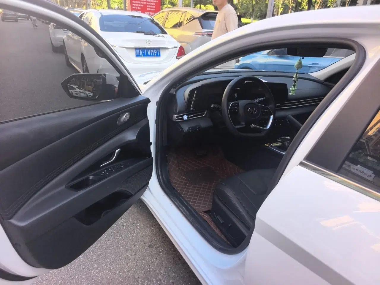 Hyundai Elantra 2022 1.5L CVT LUX Prestige Edition — миниатюра 16