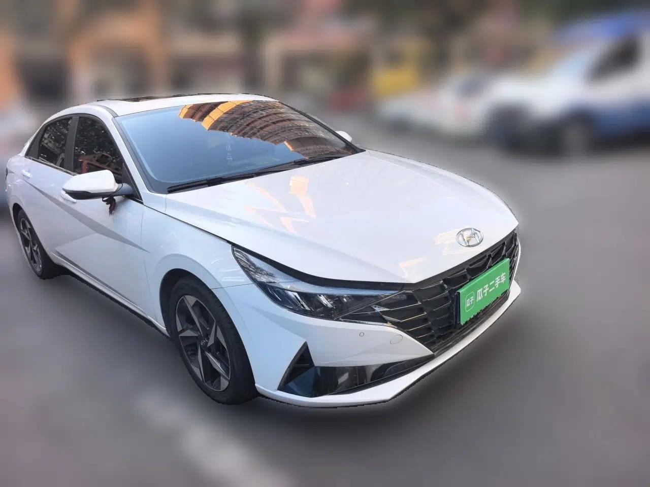 Hyundai Elantra 2022 1.5L CVT LUX Prestige Edition — миниатюра 3