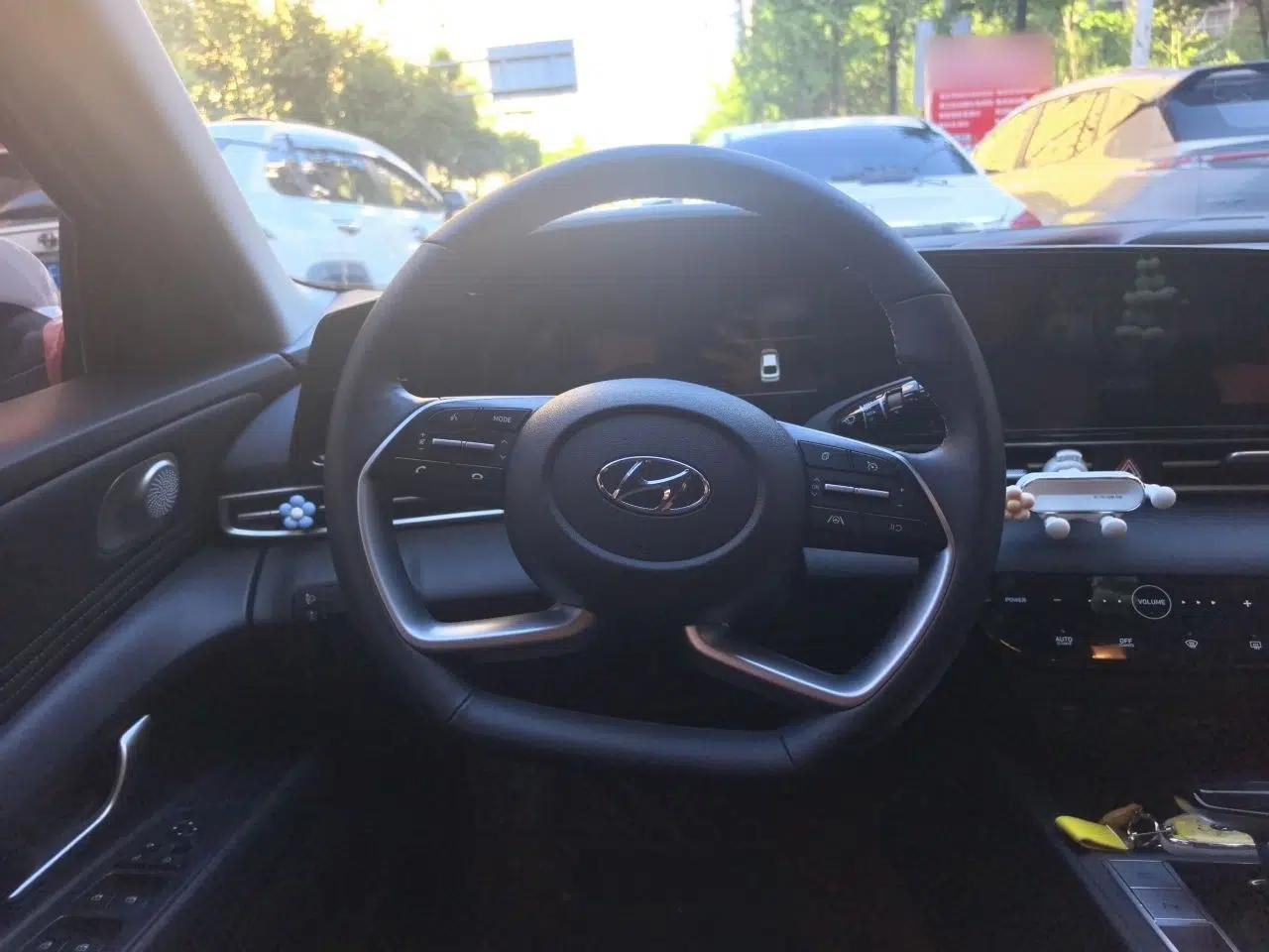 Hyundai Elantra 2022 1.5L CVT LUX Prestige Edition — миниатюра 10
