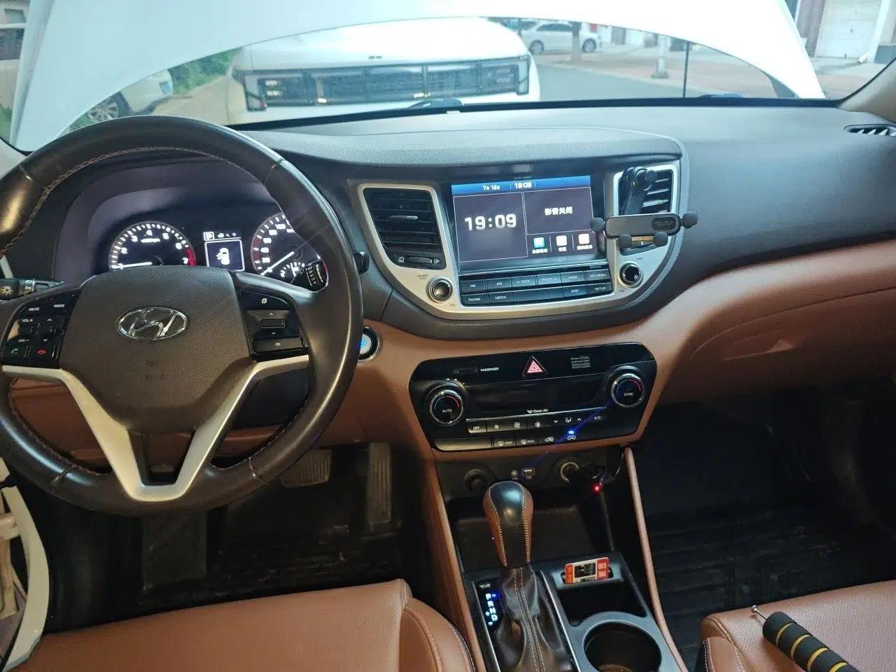 Hyundai Tucson 2015 1.6T Dual-Clutch Two-Wheel-Drive Smart Model — миниатюра 9
