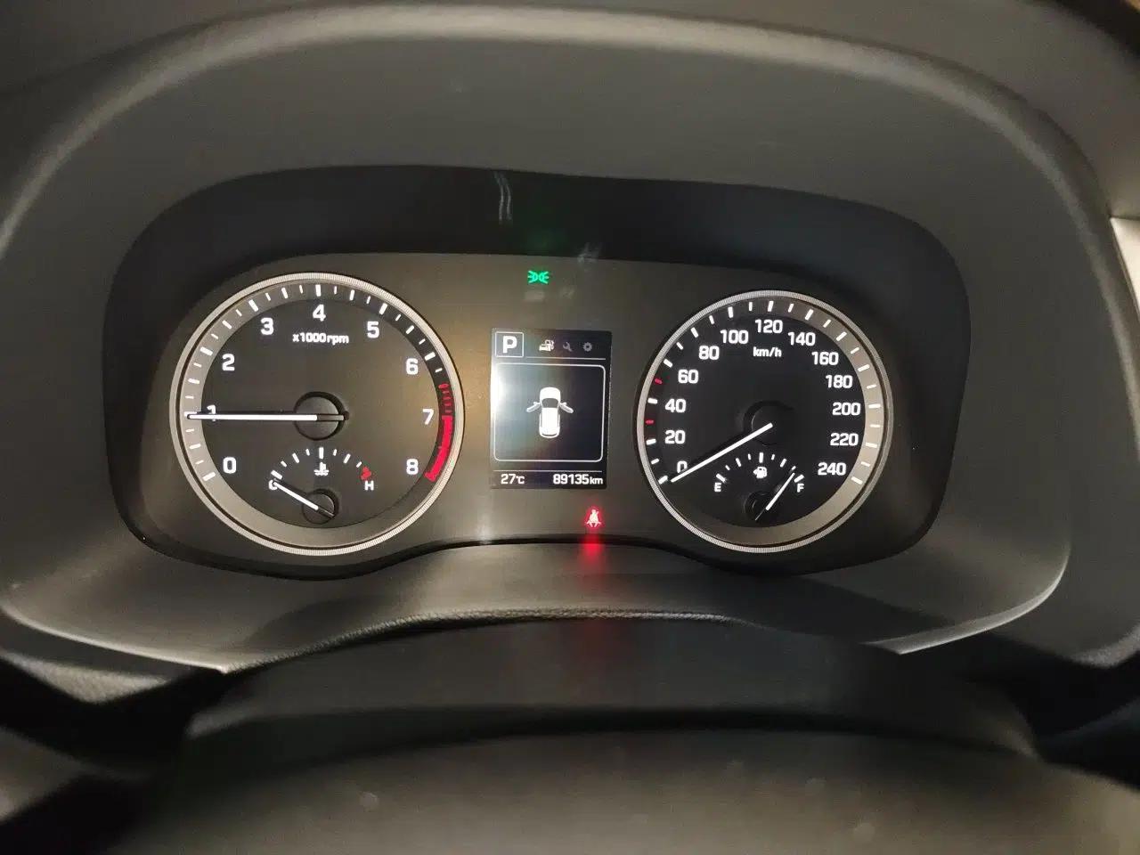 Hyundai Tucson 2018 1.6T Dual-Clutch Two-Wheel Drive 15th Anniversary Special Edition — миниатюра 12
