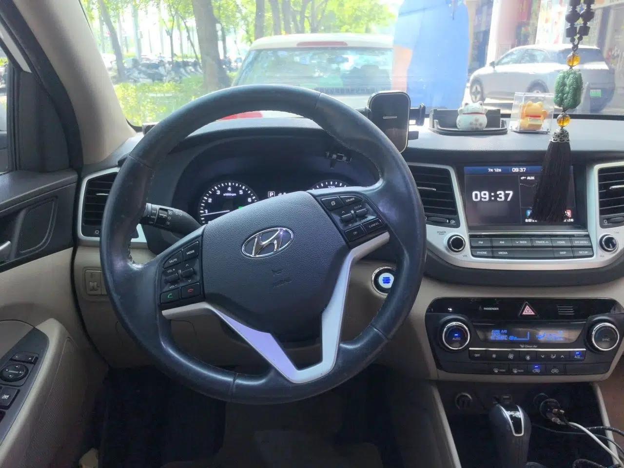 Hyundai Tucson 2015 1.6T Dual-Clutch Two-Wheel-Drive Smart Model — миниатюра 10