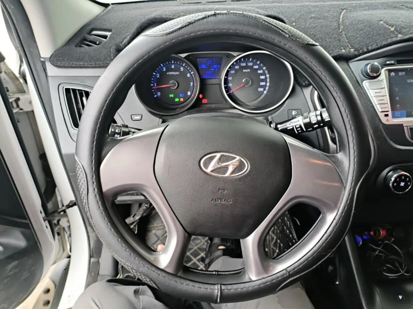 Hyundai ix35 2015 2.0L Automatic 2WD Comfort Edition China IV Standard — миниатюра 13