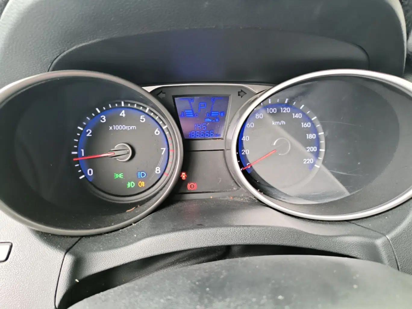 Hyundai ix35 2015 2.0L Automatic 2WD Comfort Edition China IV Standard — миниатюра 14