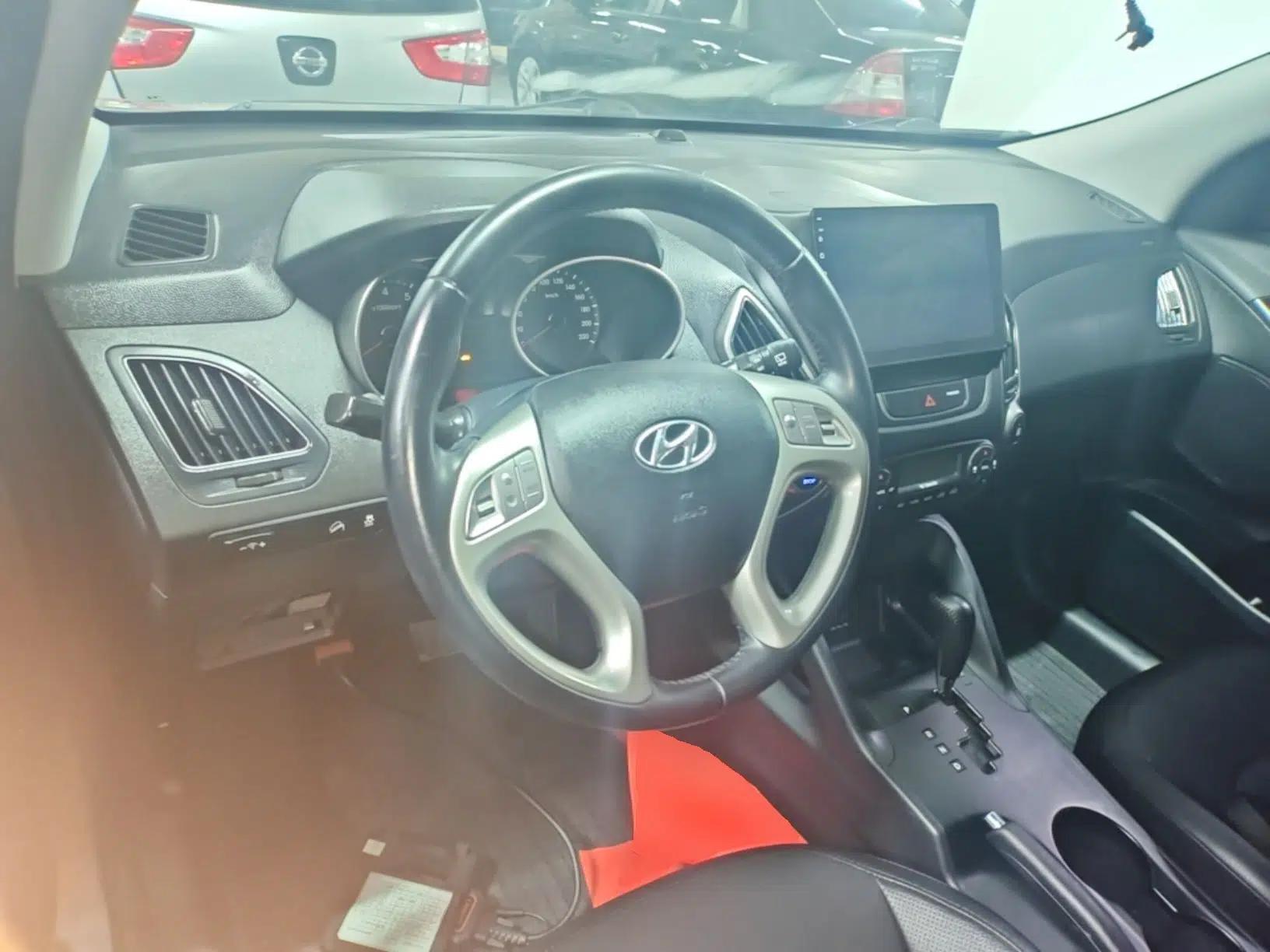 Hyundai ix35 2015 2.0L Automatic 2WD Smart Type China IV — миниатюра 12