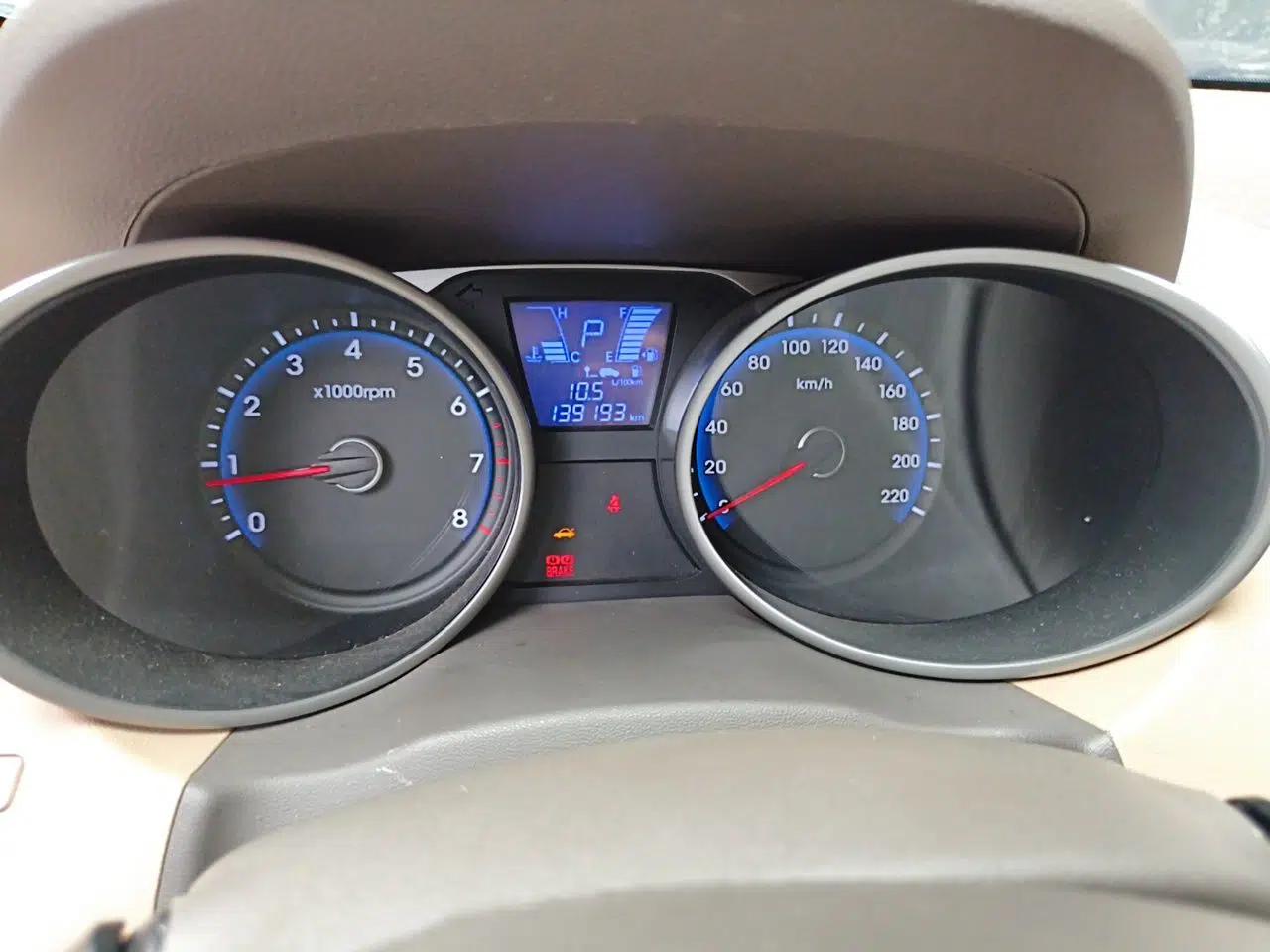 Hyundai ix35 2012 2.0L Automatic Two-Wheel Drive Elite Edition GLS — миниатюра 11