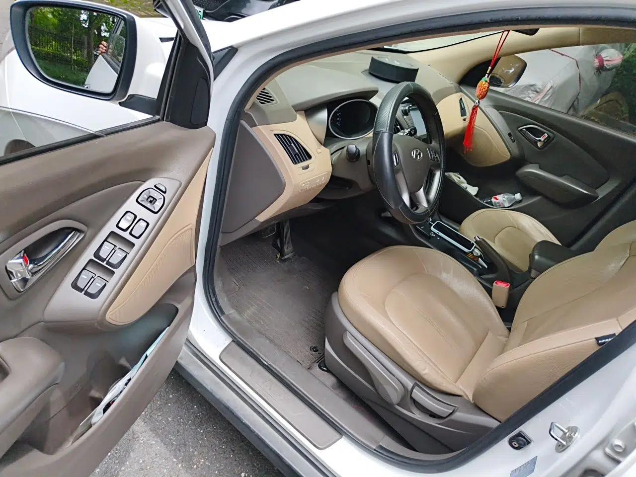 Hyundai ix35 2012 2.0L Automatic Two-Wheel Drive Elite Edition GLS — миниатюра 16