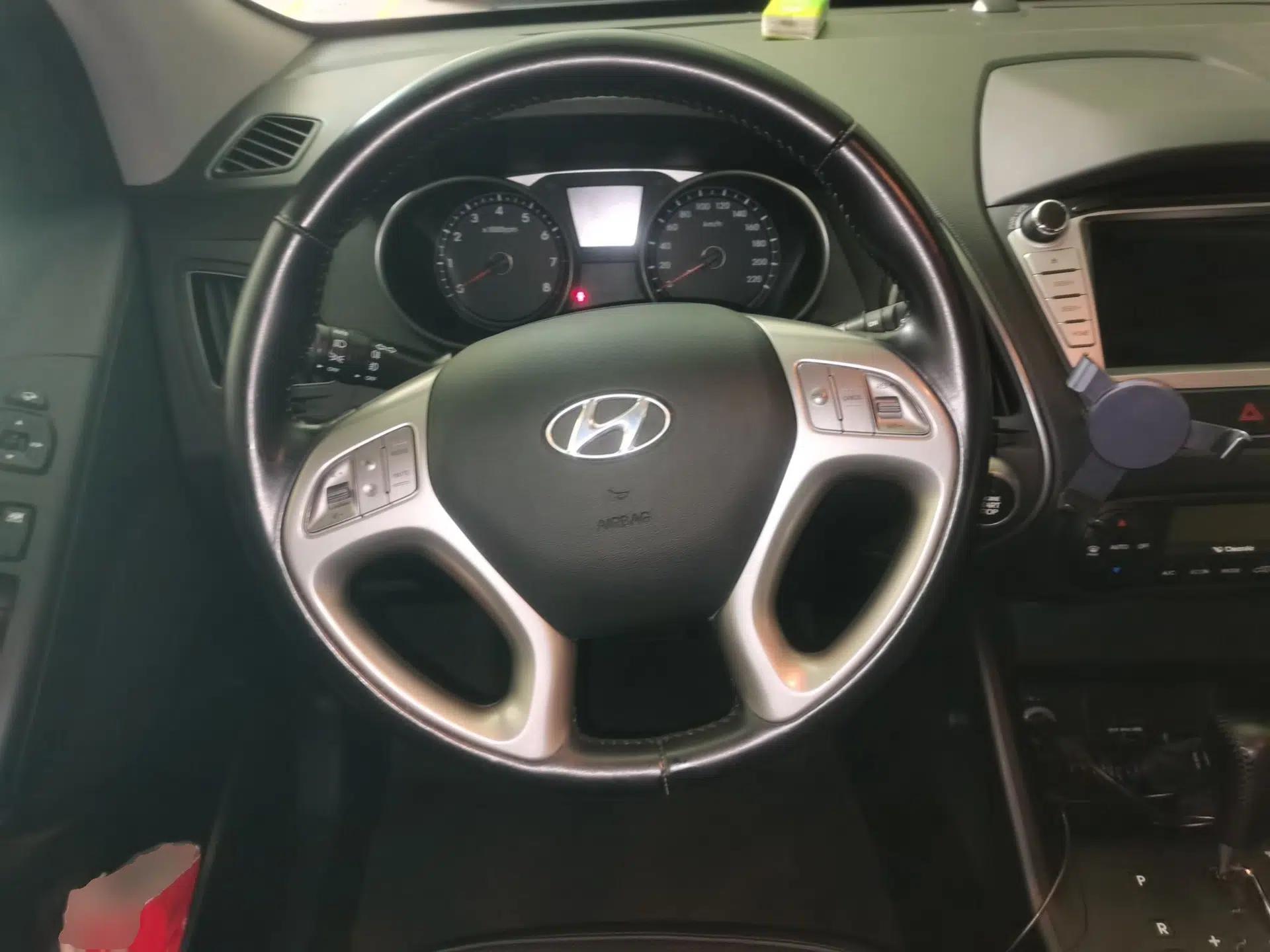 Hyundai ix35 2013 2.0L Automatic Two-Wheel Drive Smart GLS China IV Standard — миниатюра 10