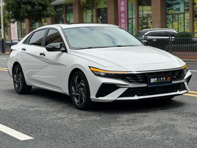 Hyundai Elantra 2021 1.5L CVT TOP Flagship Edition — миниатюра 3