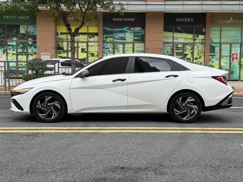 Hyundai Elantra 2021 1.5L CVT TOP Flagship Edition — миниатюра 4
