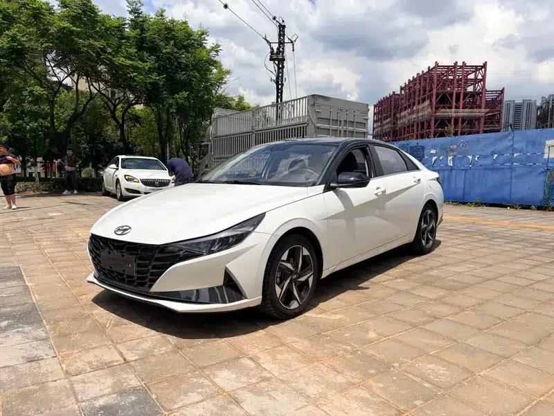Hyundai Elantra 2021 1.5L CVT LUX Premium Edition — миниатюра 1
