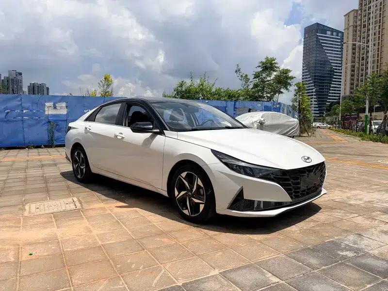 Hyundai Elantra 2021 1.5L CVT LUX Premium Edition — миниатюра 3