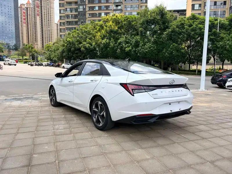 Hyundai Elantra 2021 1.5L CVT LUX Premium Edition — миниатюра 4
