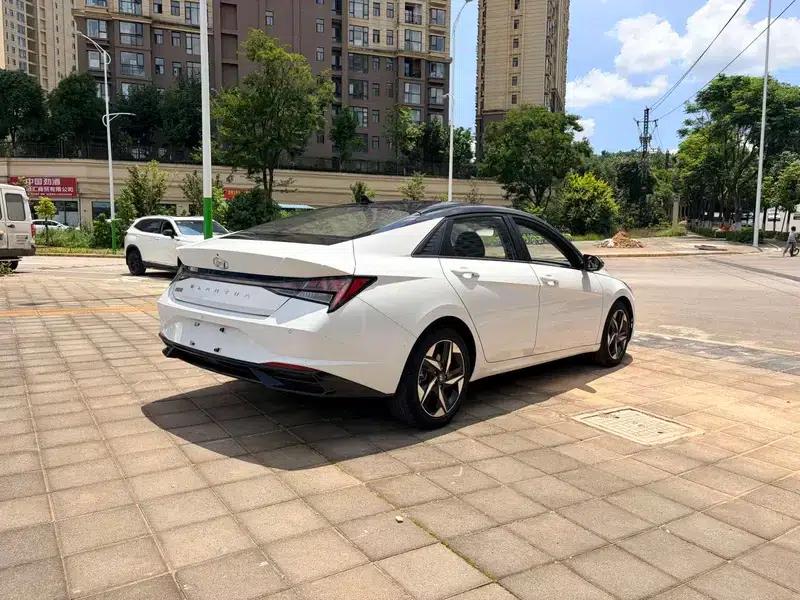 Hyundai Elantra 2021 1.5L CVT LUX Premium Edition — миниатюра 5