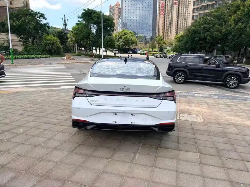 Hyundai Elantra 2021 1.5L CVT LUX Premium Edition — миниатюра 6