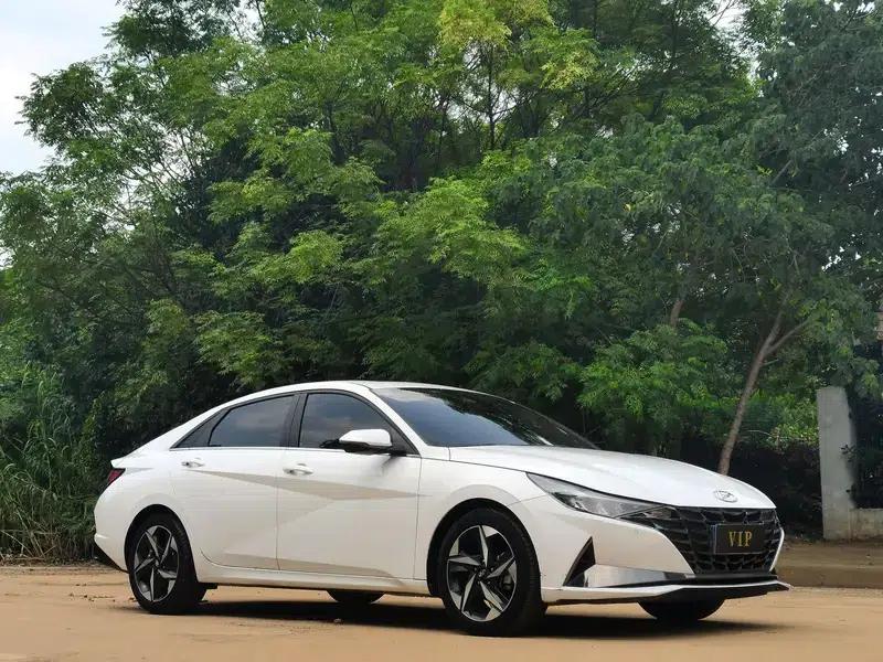 Hyundai Elantra 2022 1.5L CVT LUX Premium Edition — миниатюра 3