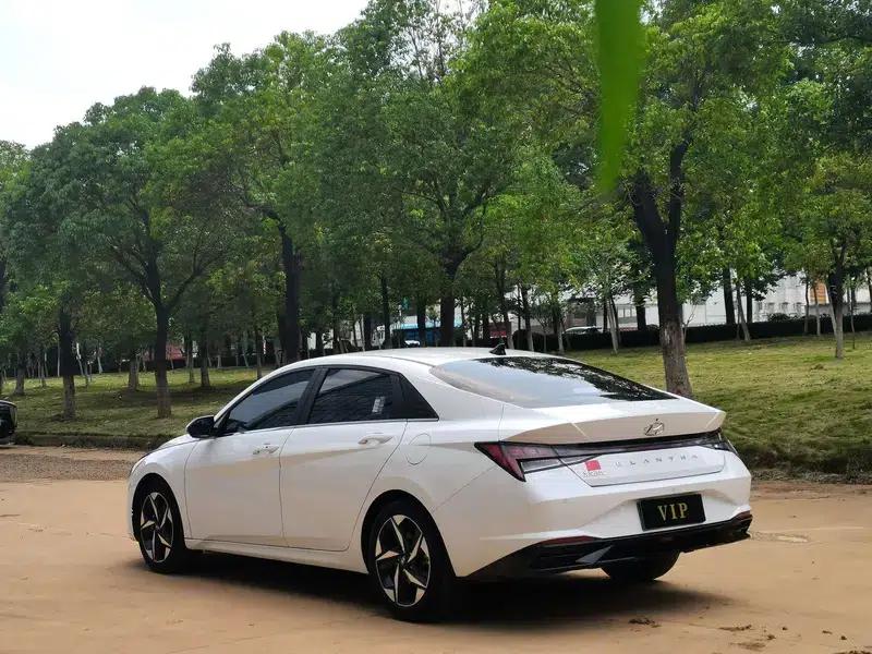 Hyundai Elantra 2022 1.5L CVT LUX Premium Edition — миниатюра 4