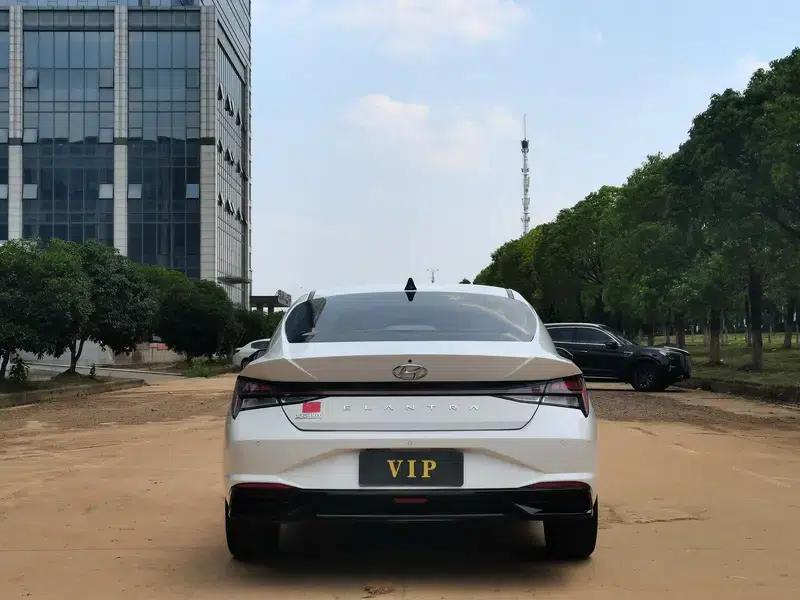 Hyundai Elantra 2022 1.5L CVT LUX Premium Edition — миниатюра 5