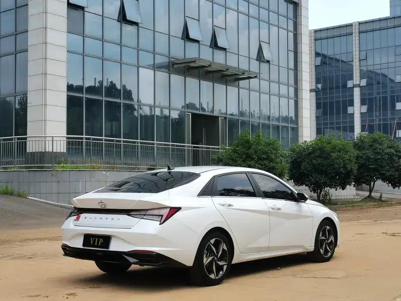 Hyundai Elantra 2022 1.5L CVT LUX Premium Edition — миниатюра 6