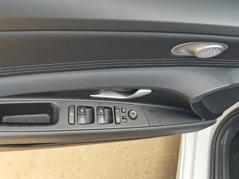 Hyundai Elantra 2022 1.5L CVT LUX Premium Edition — миниатюра 8