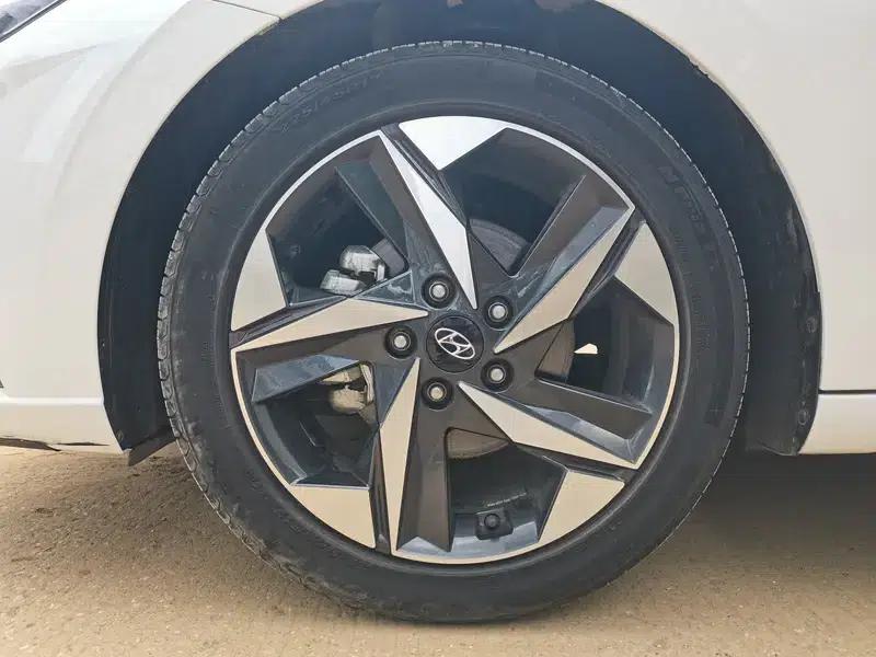 Hyundai Elantra 2022 1.5L CVT LUX Premium Edition — миниатюра 9