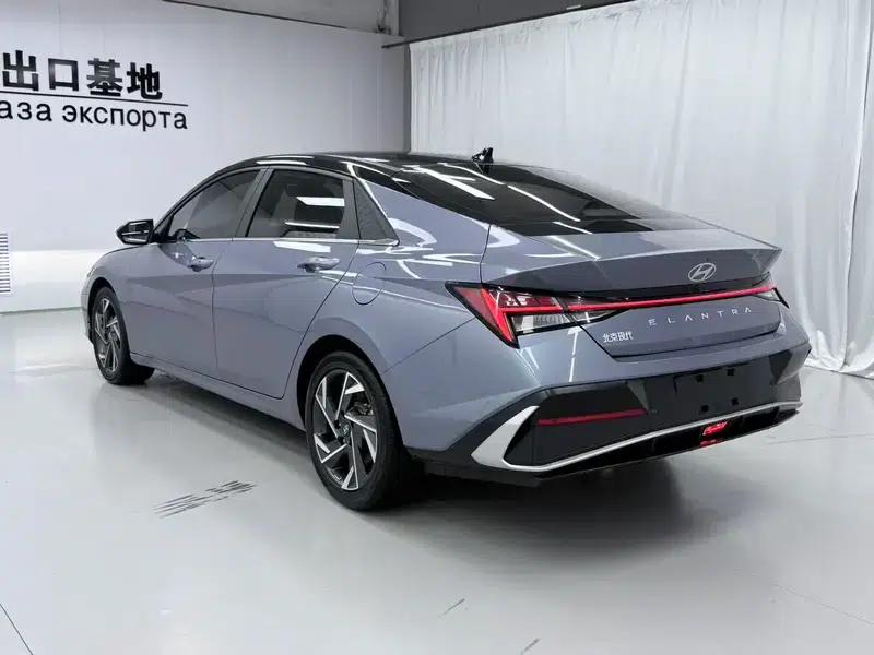 Hyundai Elantra 2023 1.5L CVT LUX Premium Edition — миниатюра 4